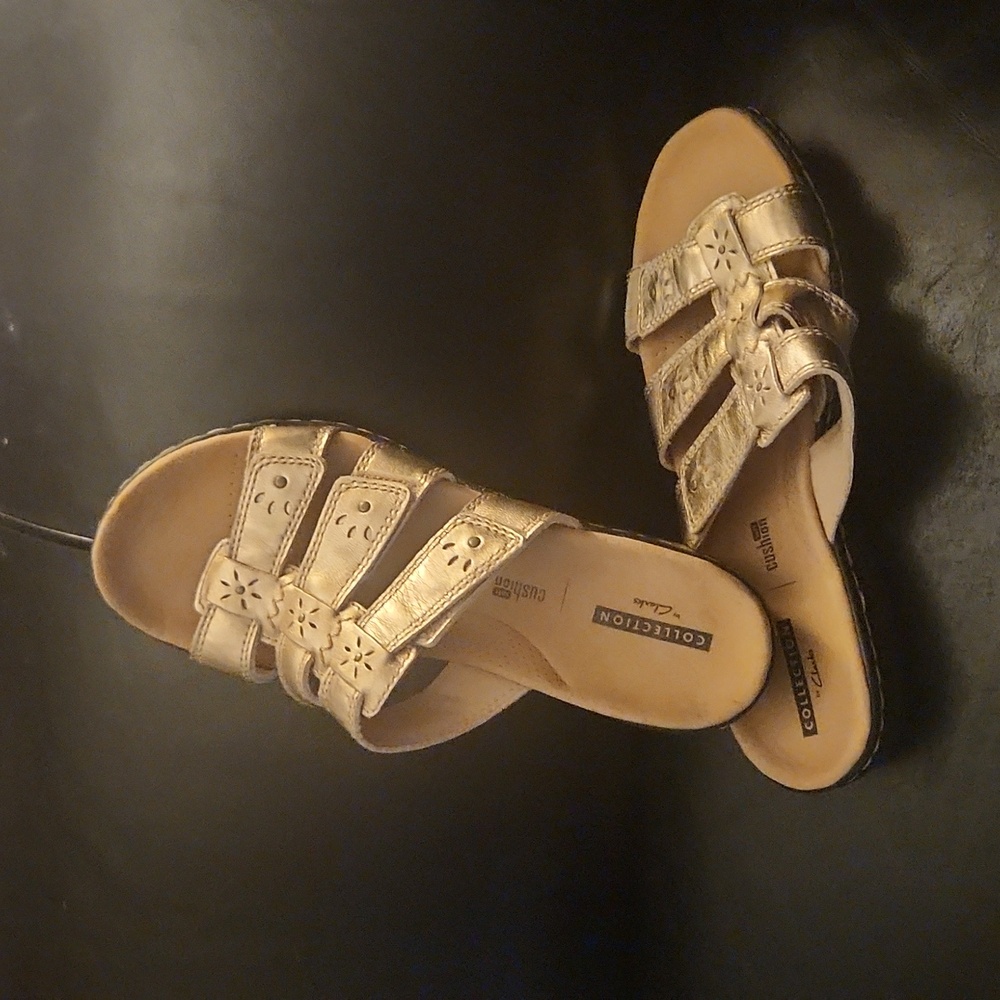 Collections by Clarks - Soft Cushion - Metallic Strap w/ Hook and Loop - Sz 6.5M